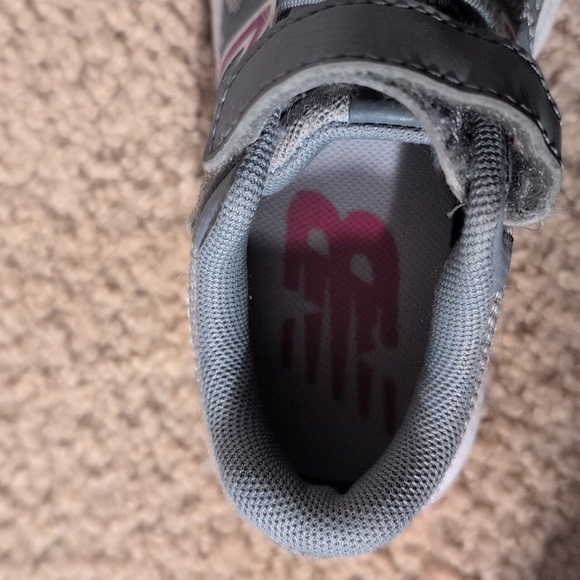 New Balance Gray With Pink Velcro Toddler Shoes Size 7 - Picture 2 of 8